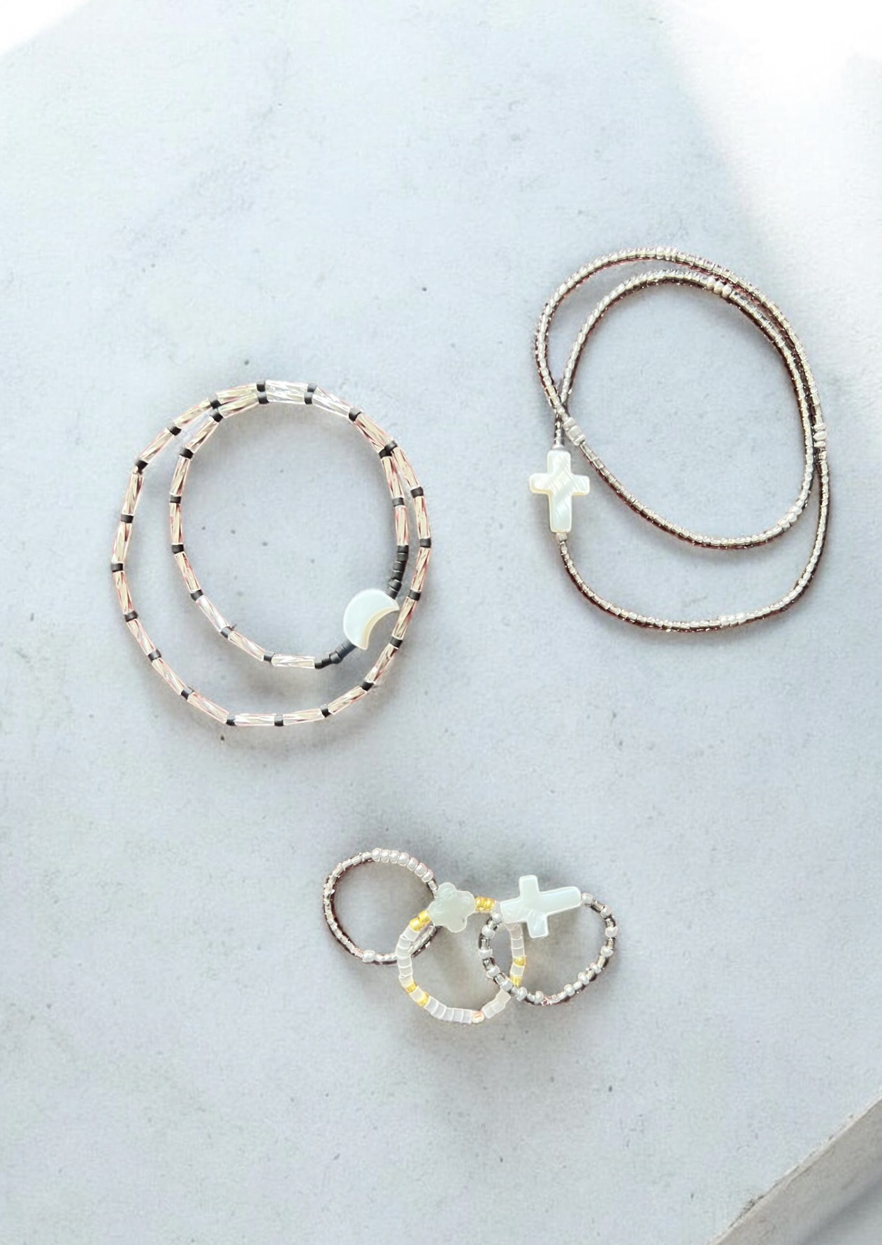 Bracelet bleu sur mohair