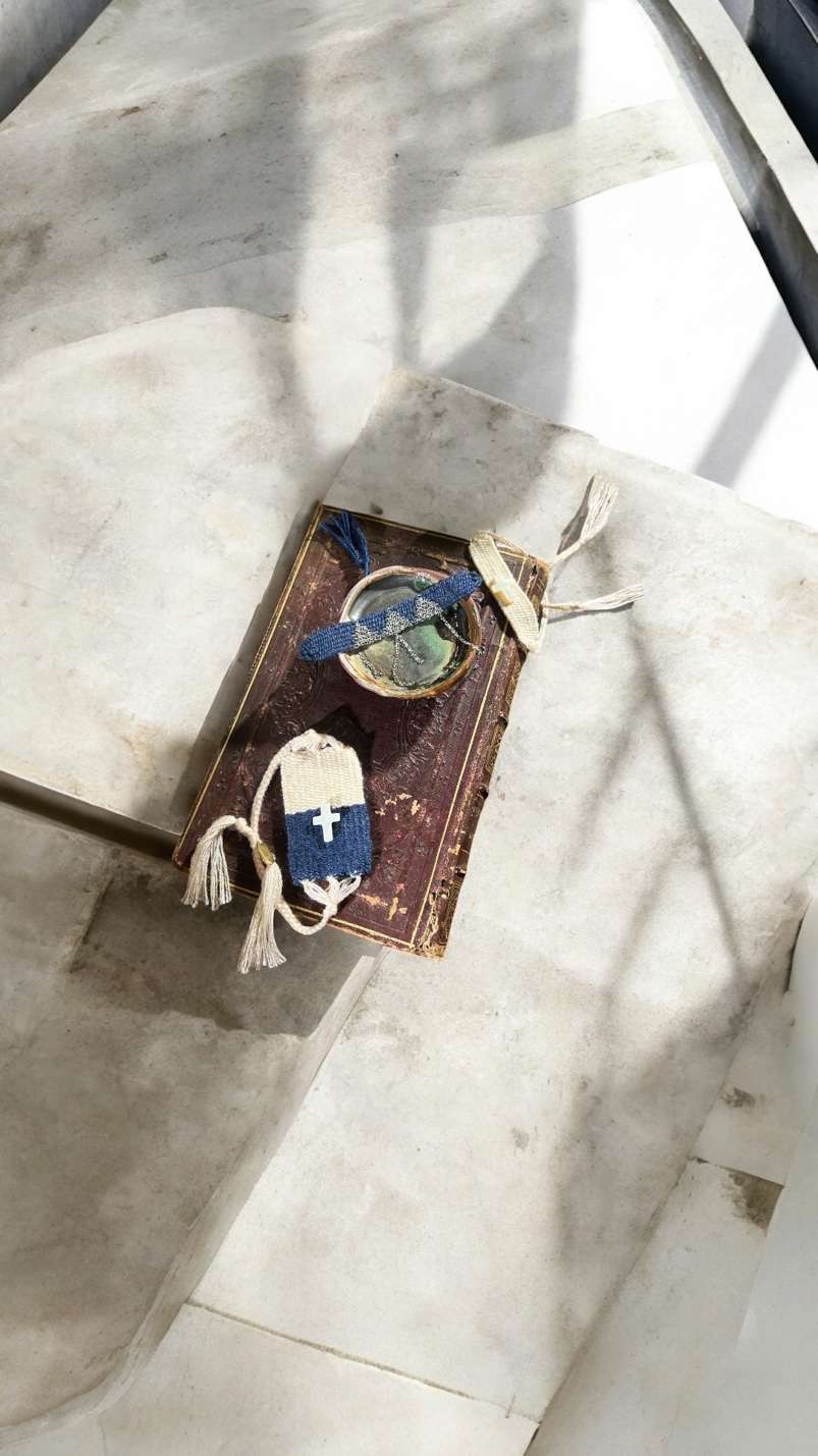 Bracelets sur livre ancien