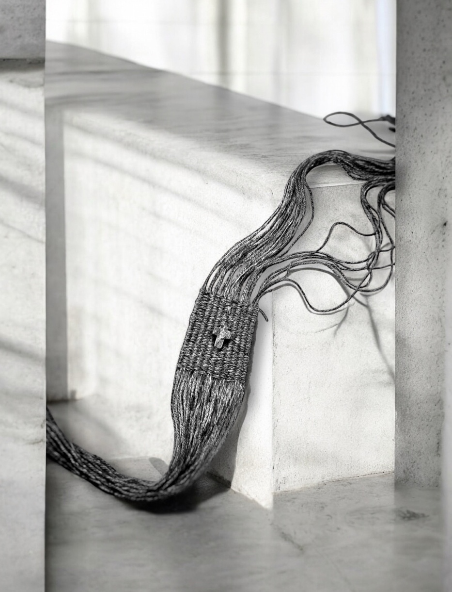 Fils et tissage sur marbre