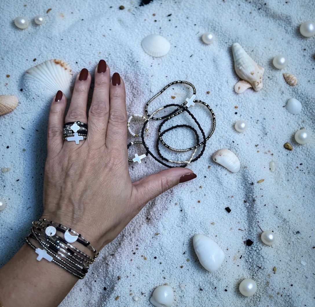 Mains bracelets sur sable Liens VB